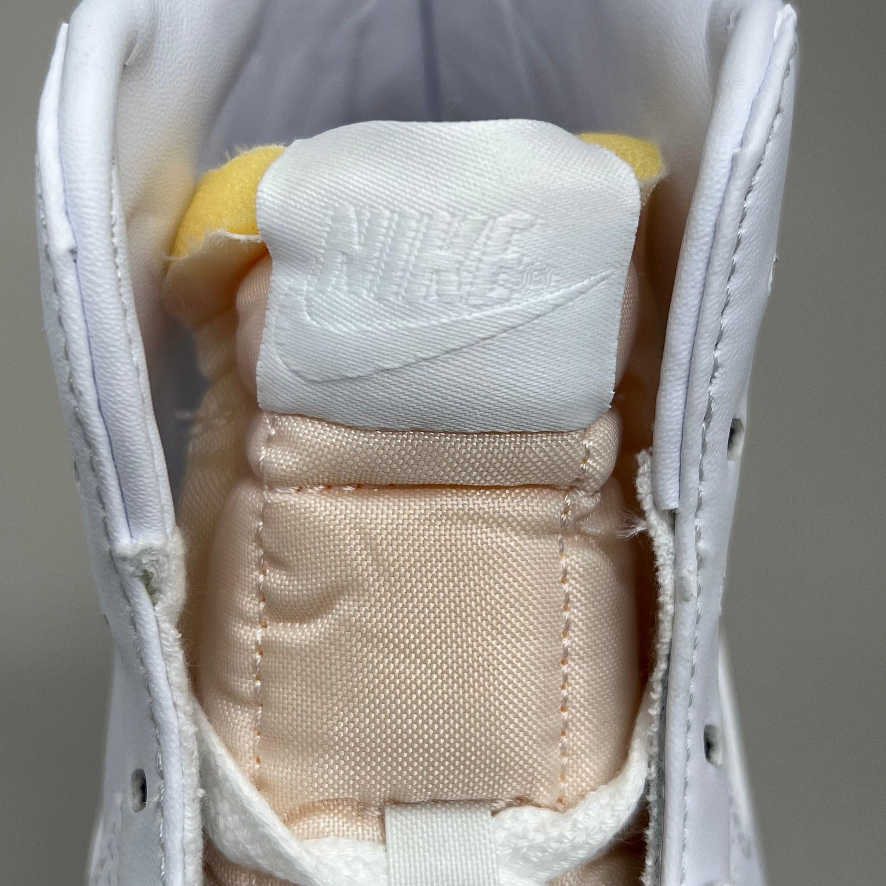 NIKE Blazer Mid 77' High-top Shoes SZ Womens 9.5 Mens 8 White & Peach CZ1055-117