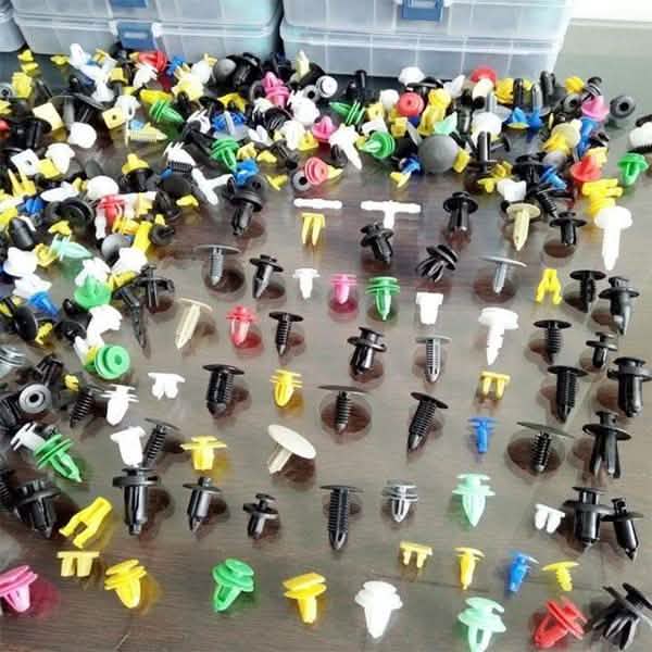100-Piece: Universal Plastic Car Clips