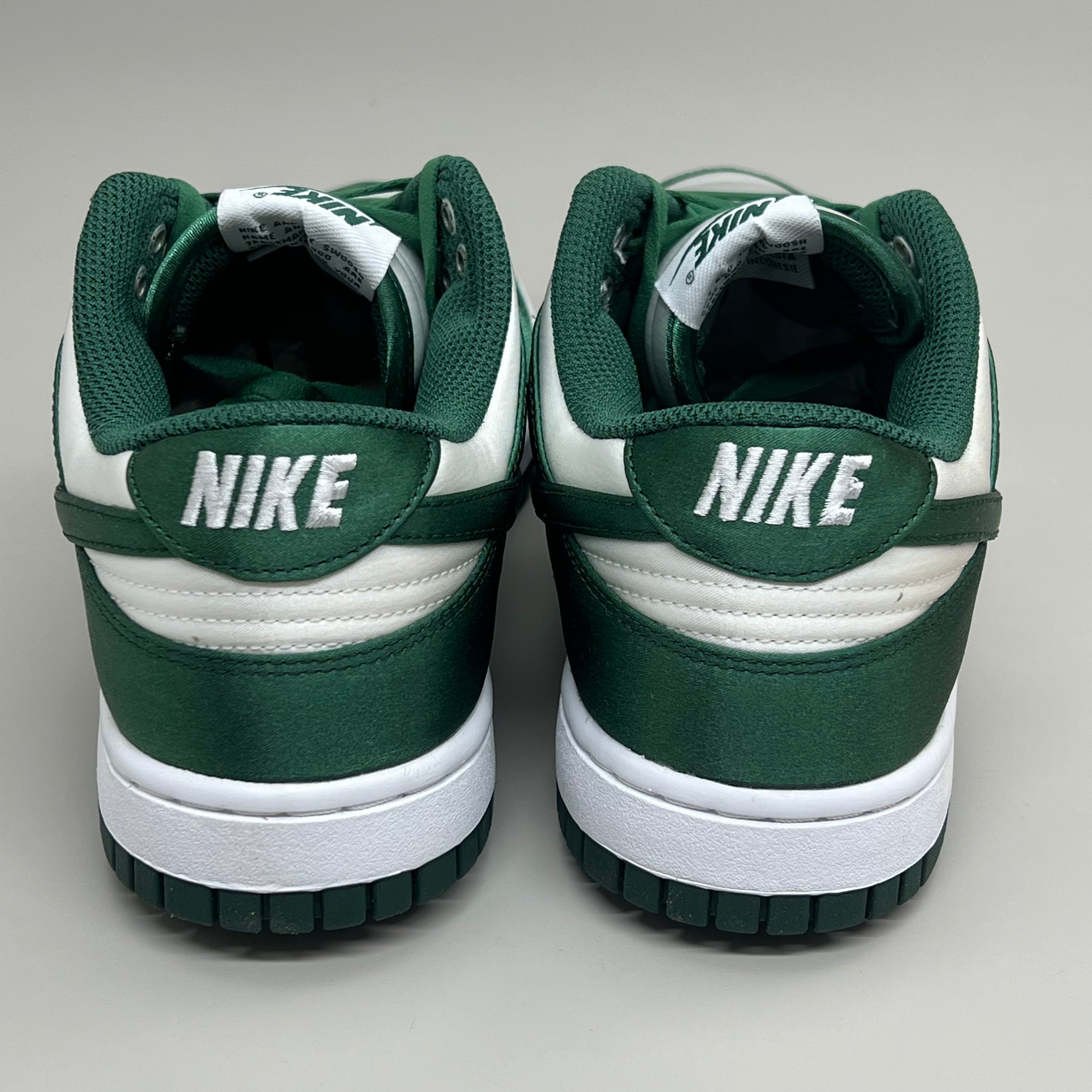 NIKE Dunk Low Satin ESS SNKR Sz Women's 5 Men's 3.5 White/Team Green DX5931100