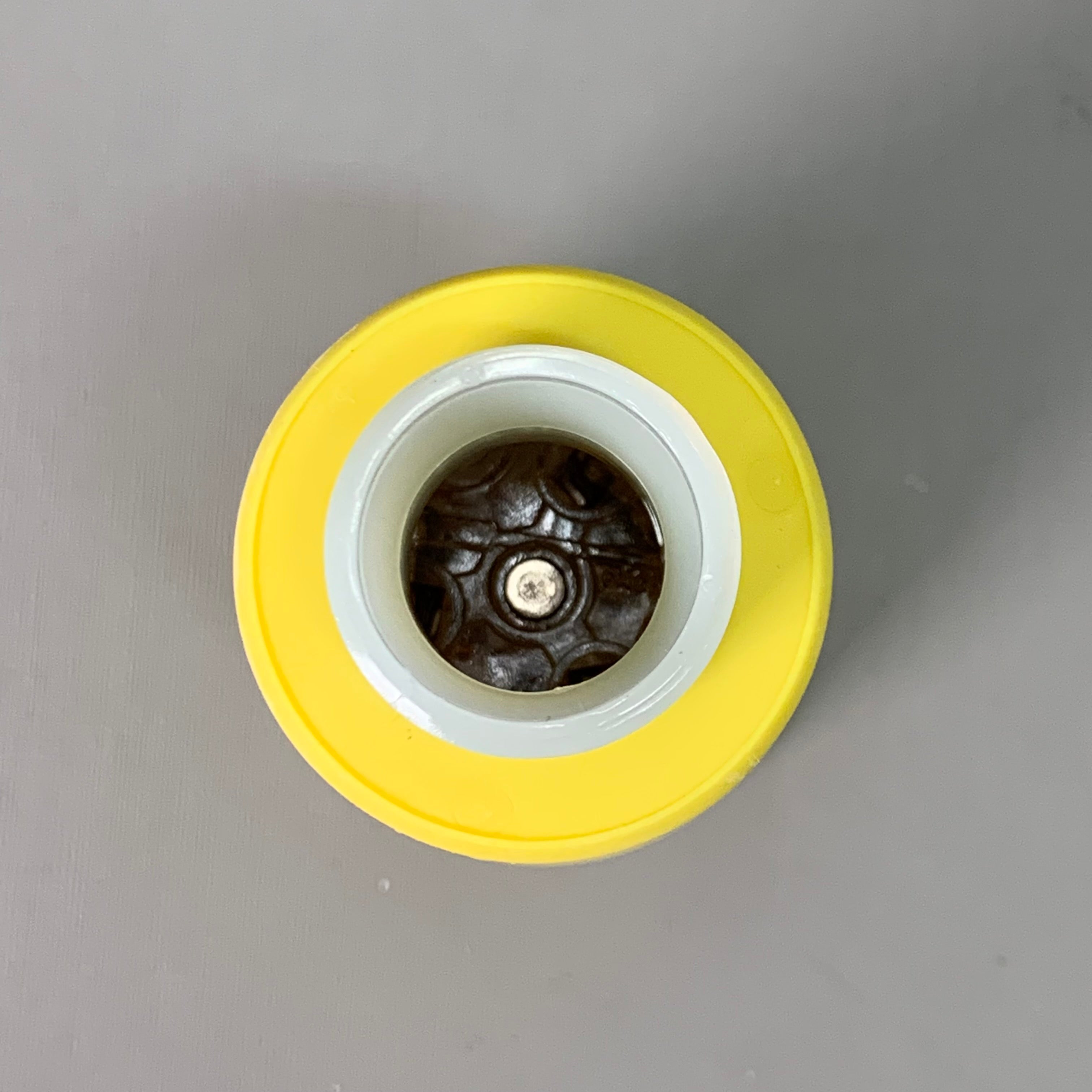 LEVITON Locking Connector Industrial Grade Grounding Wetguard 15-Amp 125-Volt Yellow