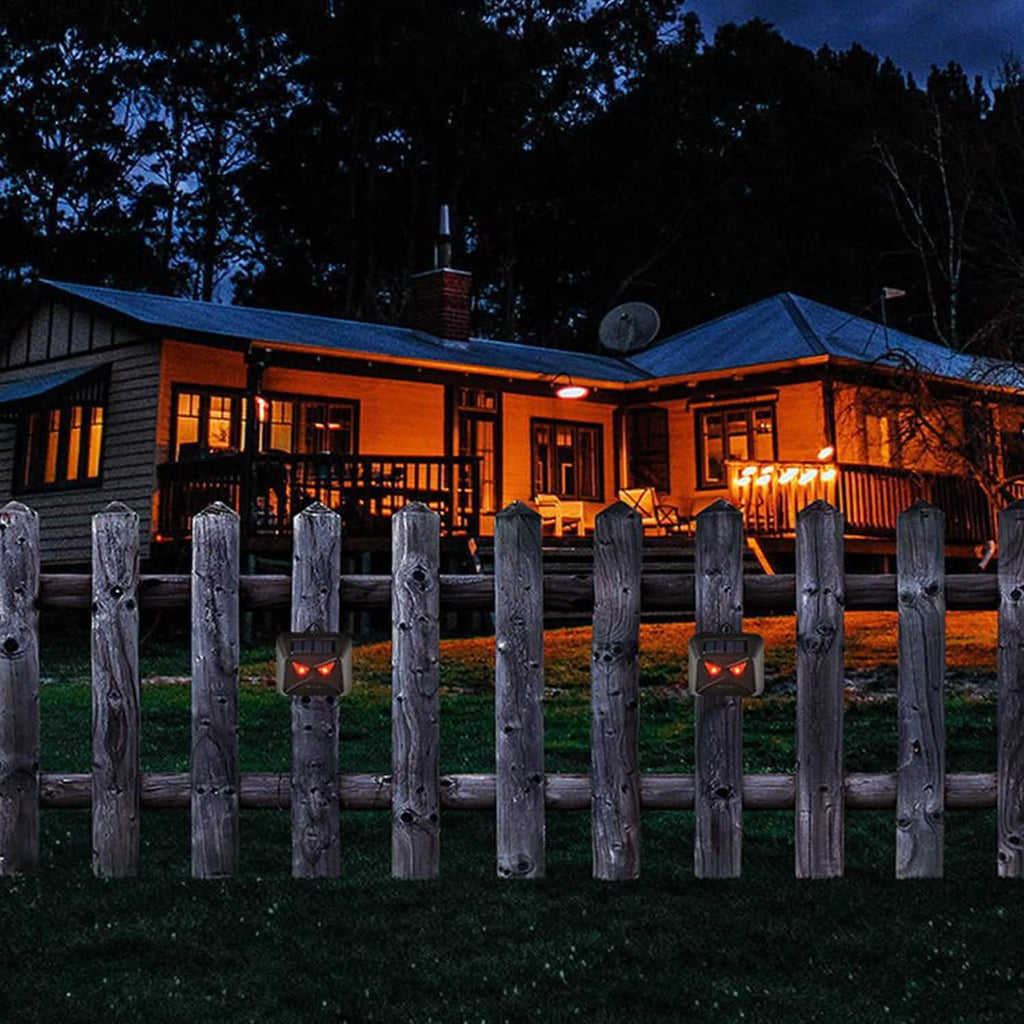 4-Piece: Solar Predator Control Light