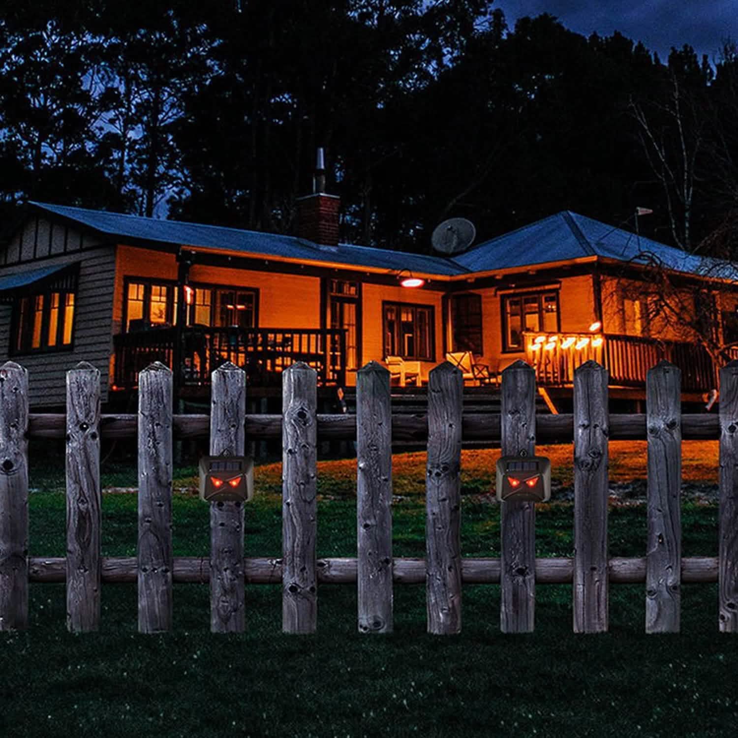 4-Piece: Solar Predator Control Light