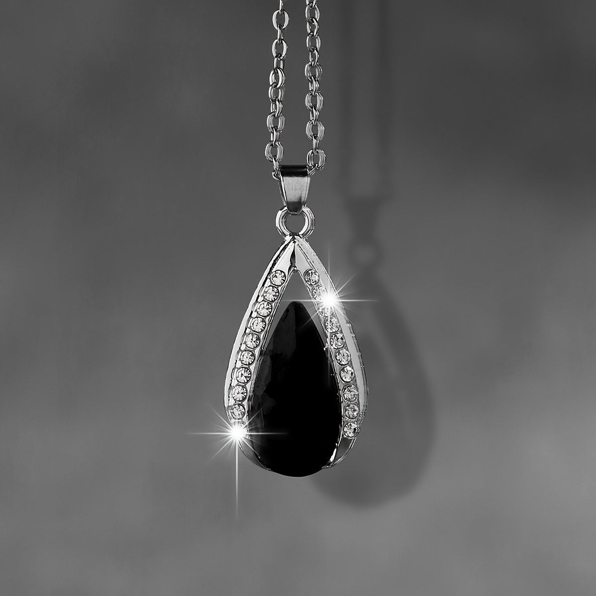 A Stylish And Exquisite Set of Black And Red Teardrop Glass Pendant Earrings And Necklace, Perfect for Valentine'S Day, Anniversaries, Birthdays, Parties, Weddings, And As Jewelry Gifts.