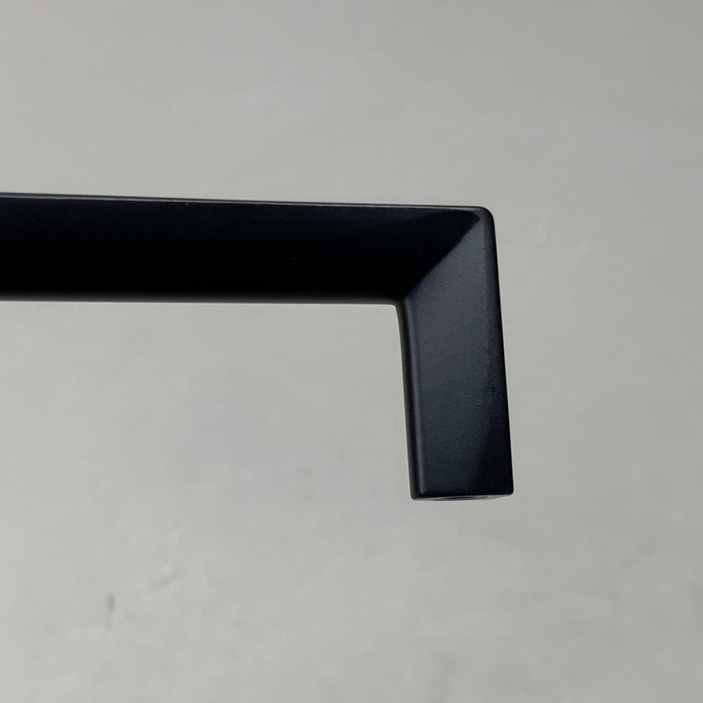 BERENSON (10 PACK) Metro 160mm CC Matte Black Pull Zinc 4121-1055-P