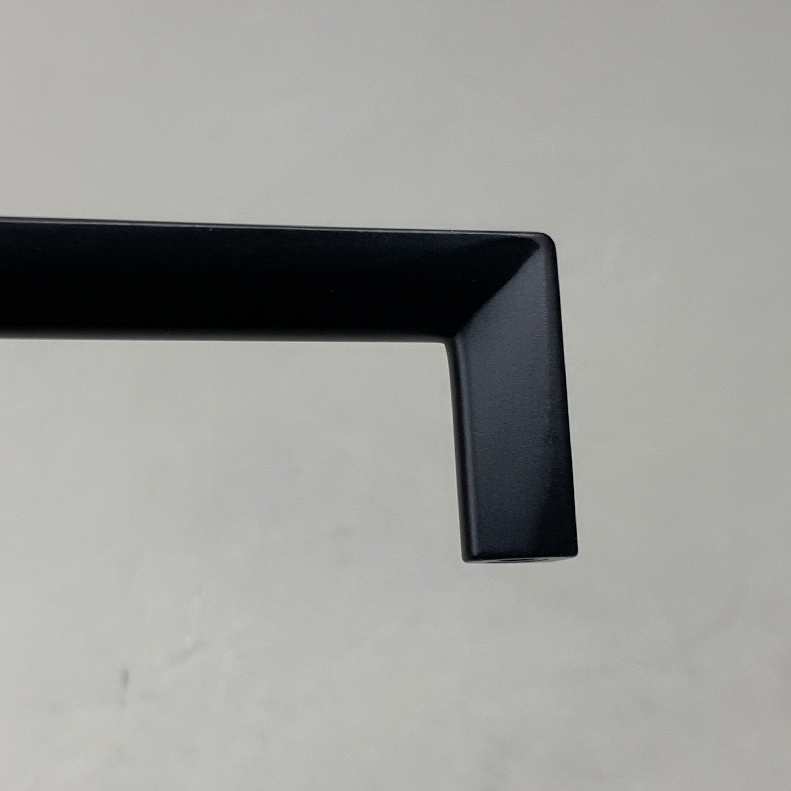 BERENSON (10 PACK) Metro 160mm CC Matte Black Pull Zinc 4121-1055-P