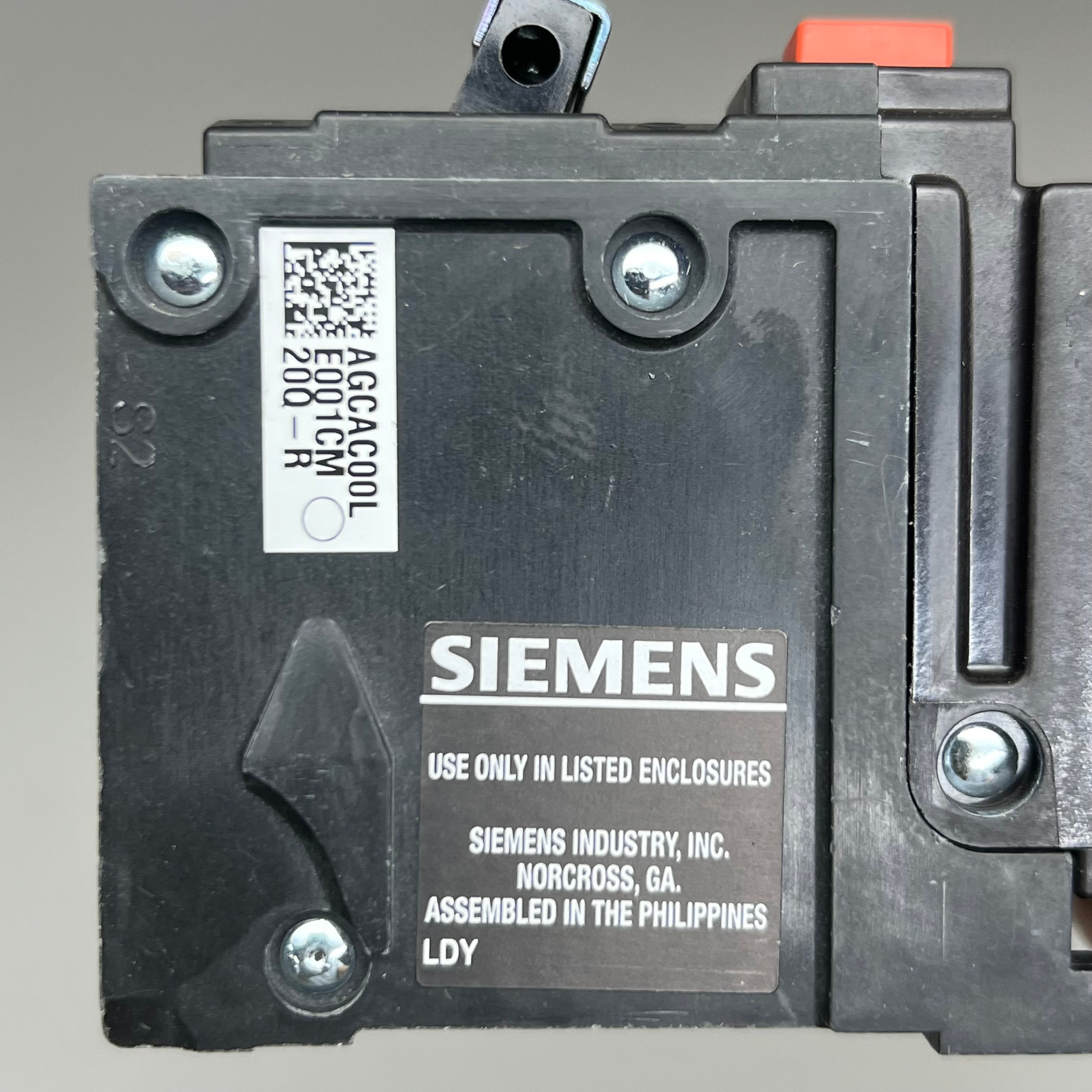 SIEMENS 20A Circuit Breaker w/ Equipment Ground Fault Protection 20A-120/240V QE220