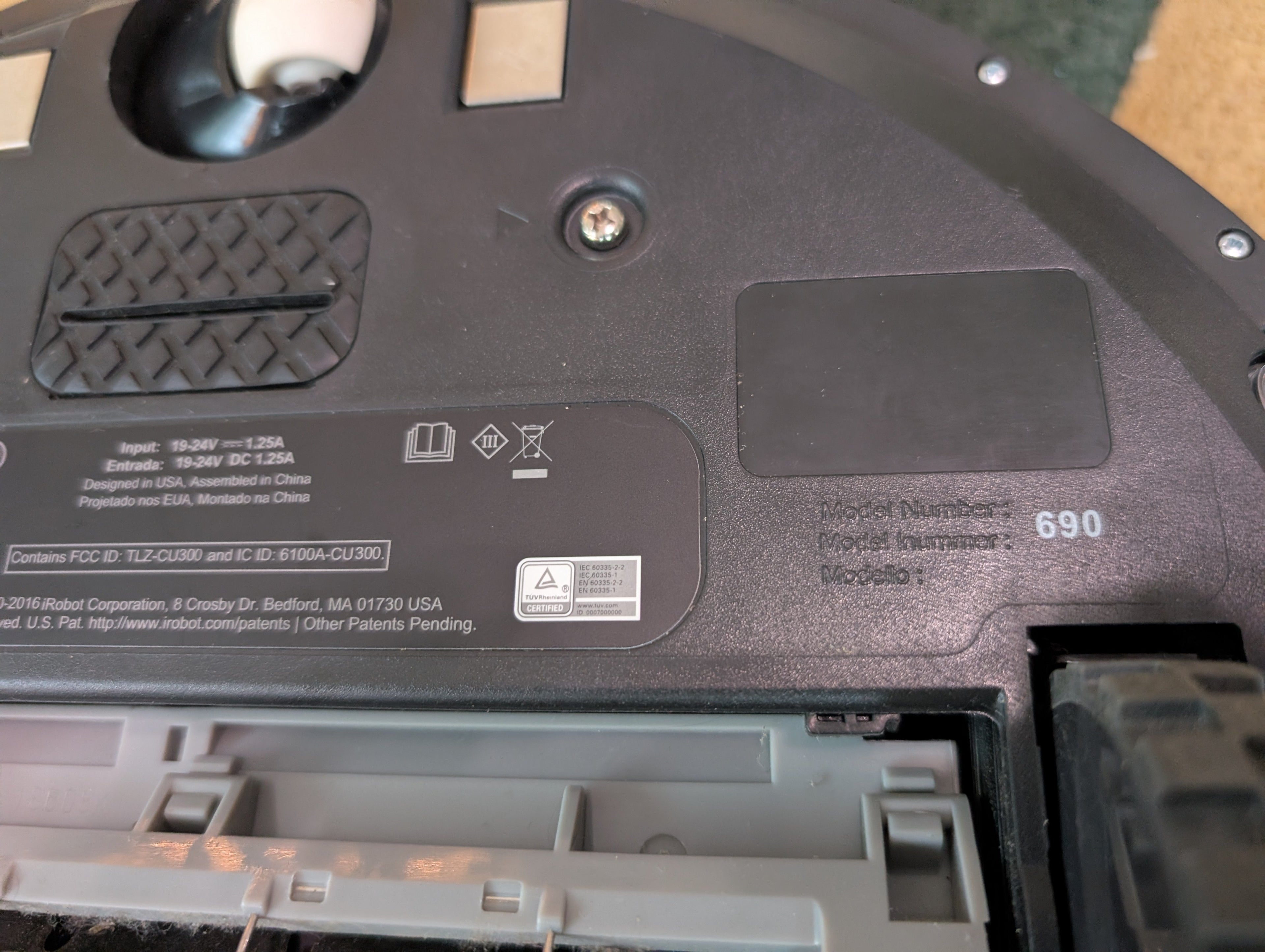 iRobot Roomba 690 Robot Vacuum with charger