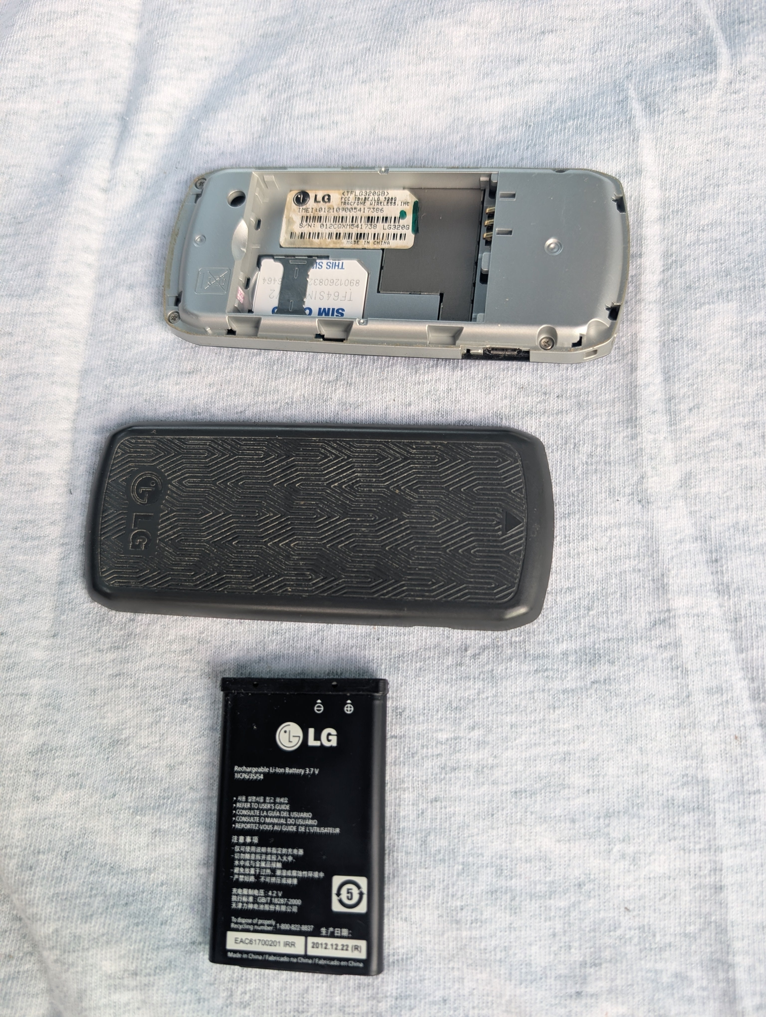 LG 320G / 320GB - Gray and Silver ( TracFone ) Cellular Candybar Phone