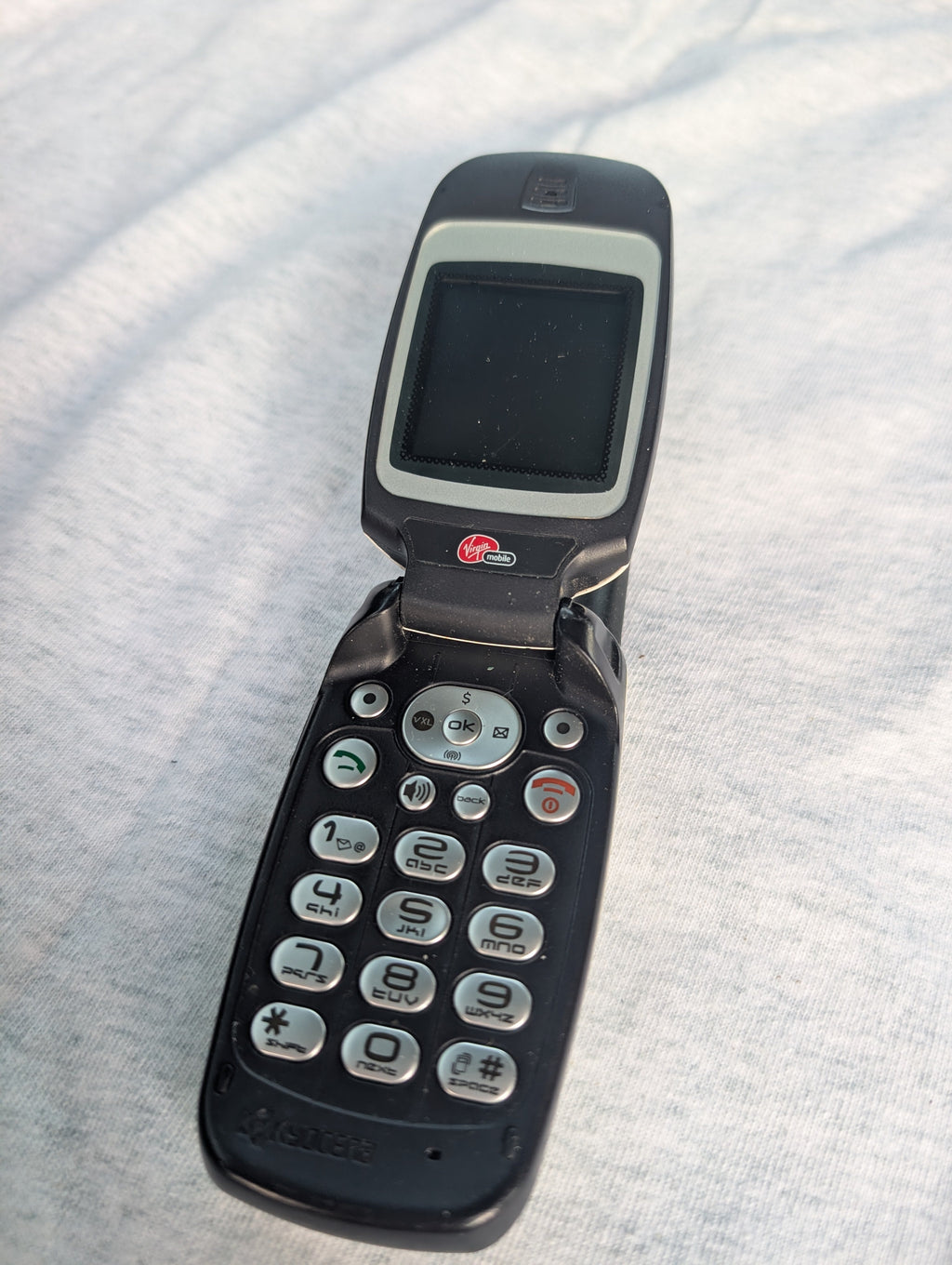 Kyocera Oystr KX9 / Oyster KX9D - White ( Virgin Mobile ) Rare Flip Phone - screen damaged