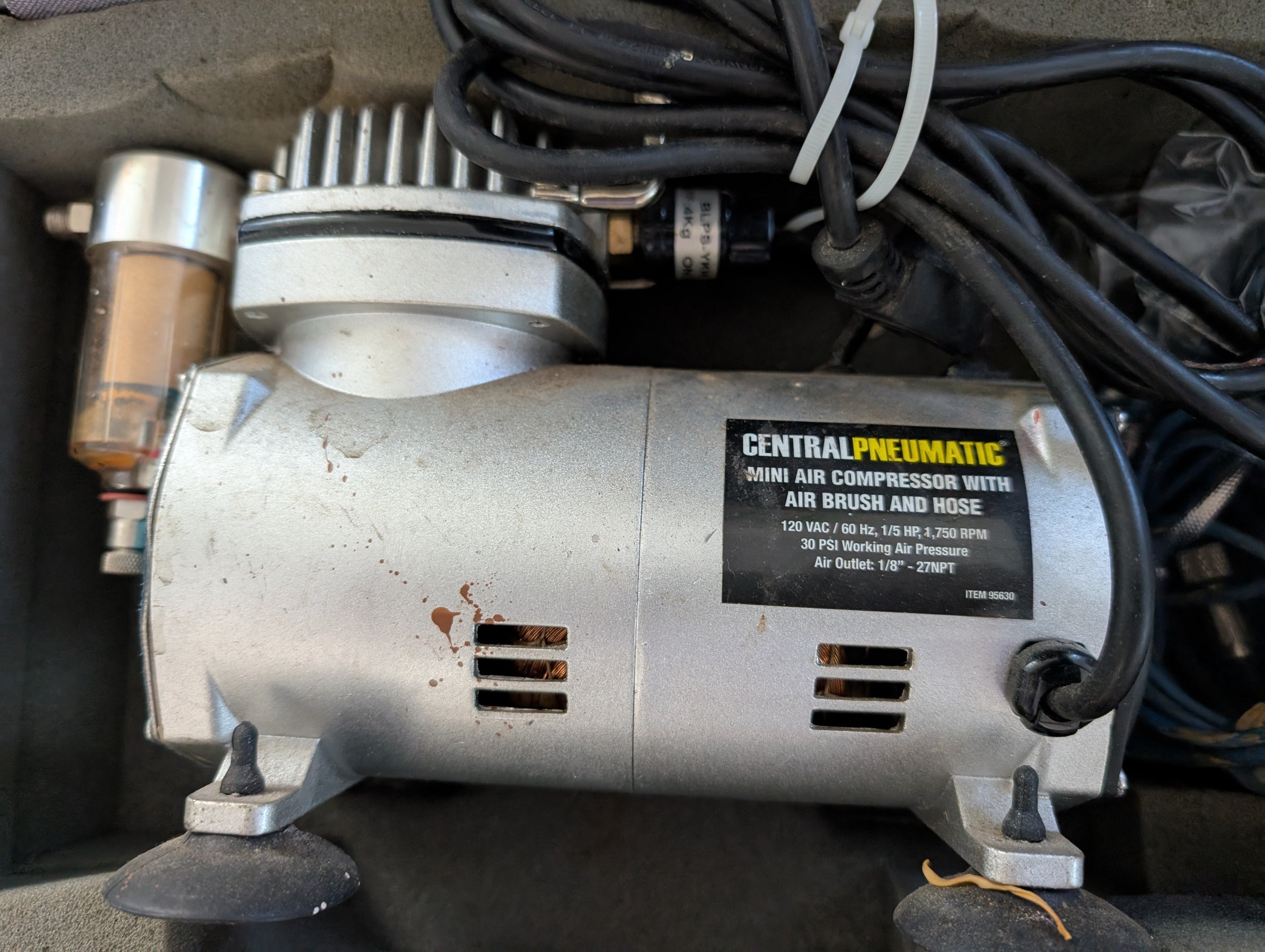 Central Pneumatic 1/5 HP 58 PSI Oilless Airbrush Compressor Kit - with extra airbrushes and paints