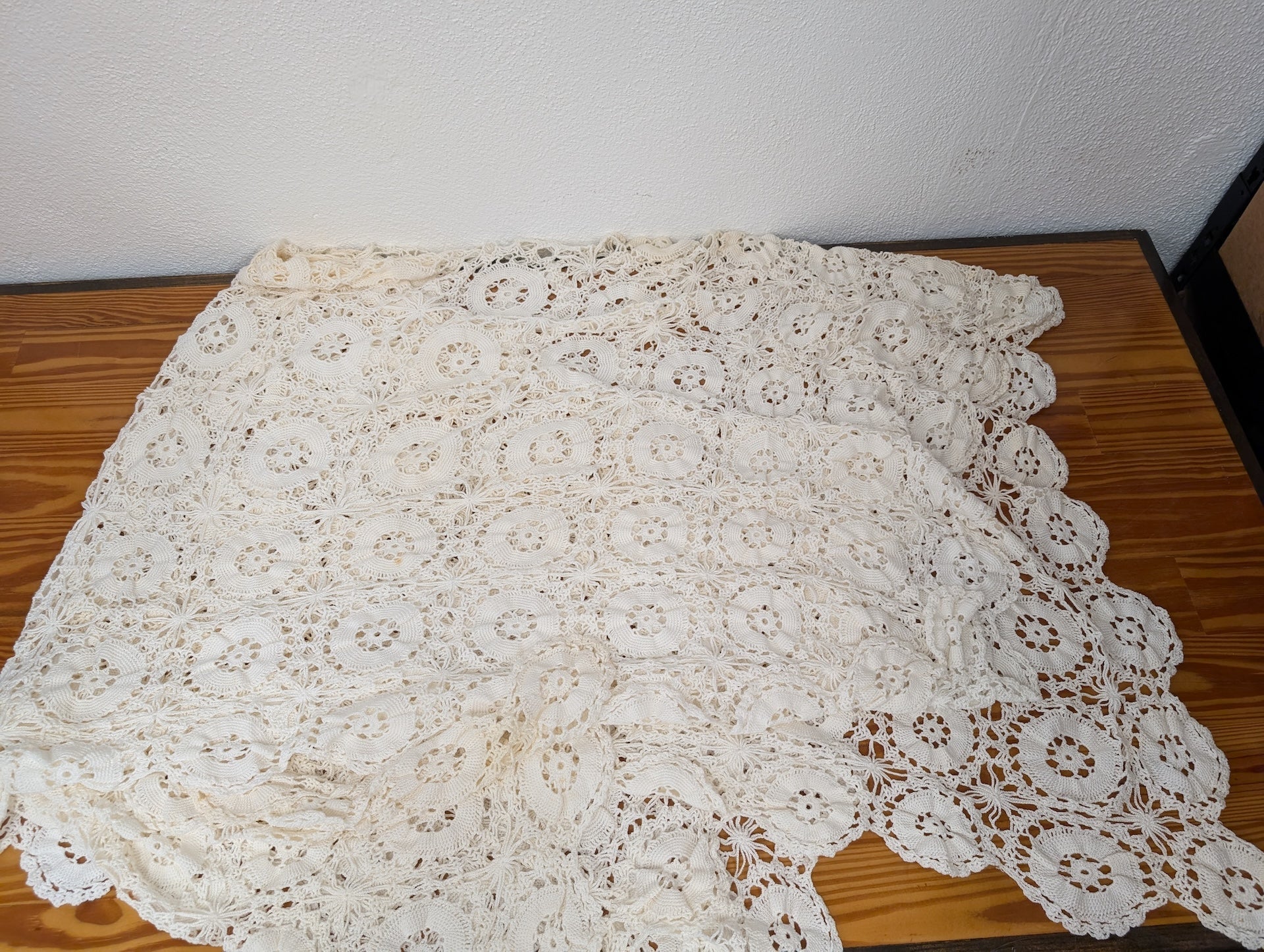 Medallion Crochet Tablecloth from Handmade - 1970s Textiles (Cotton Thread Crocheted Tablecloth, Vintage, Boho, Handmade, Cream/Off-White)