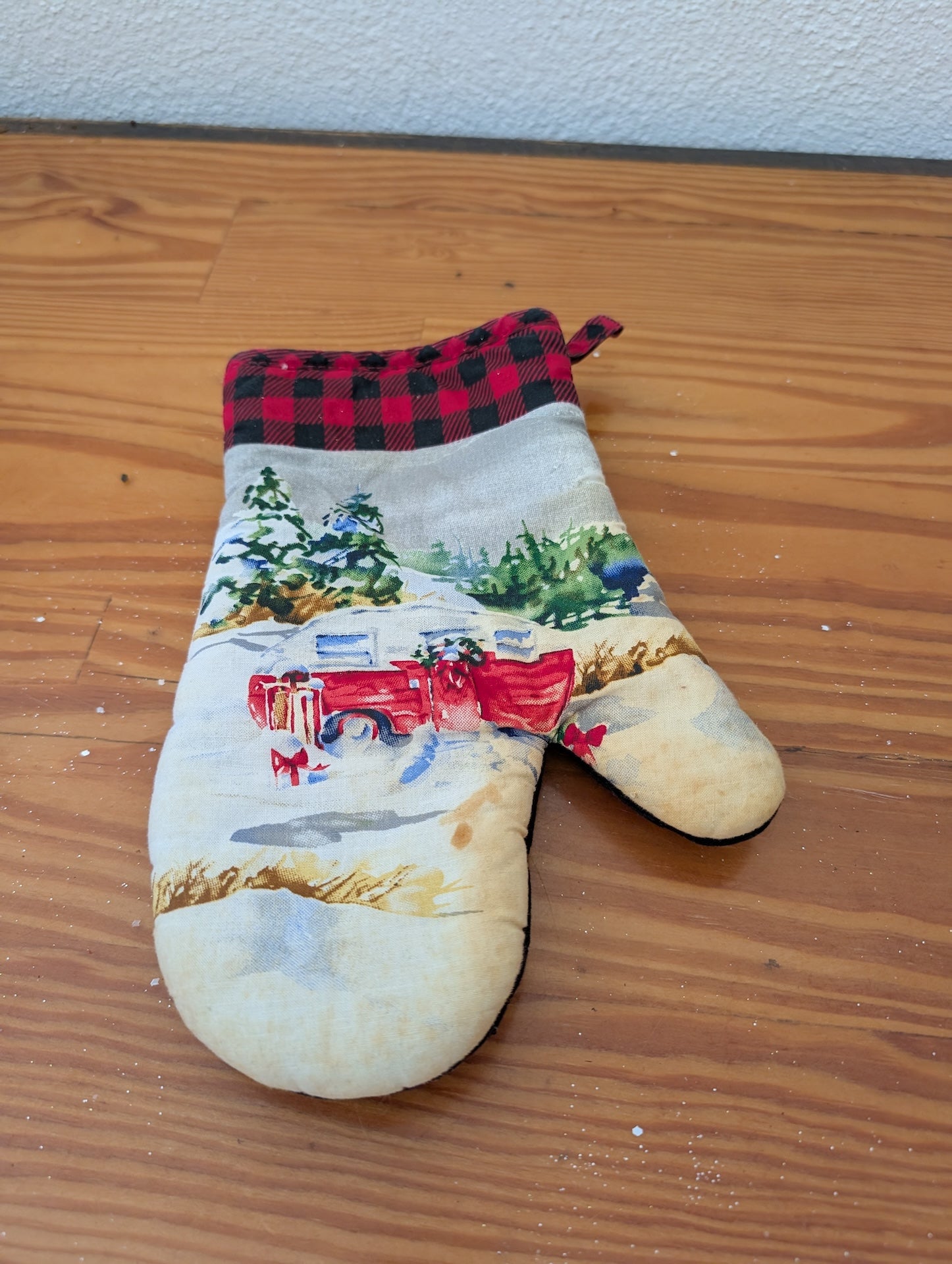 Vintage Red Truck Oven Mitt from Unknown -  Linens (Cotton, Polyester Kitchen Linens, Rustic, Farmhouse, White, Red, Black, Green)