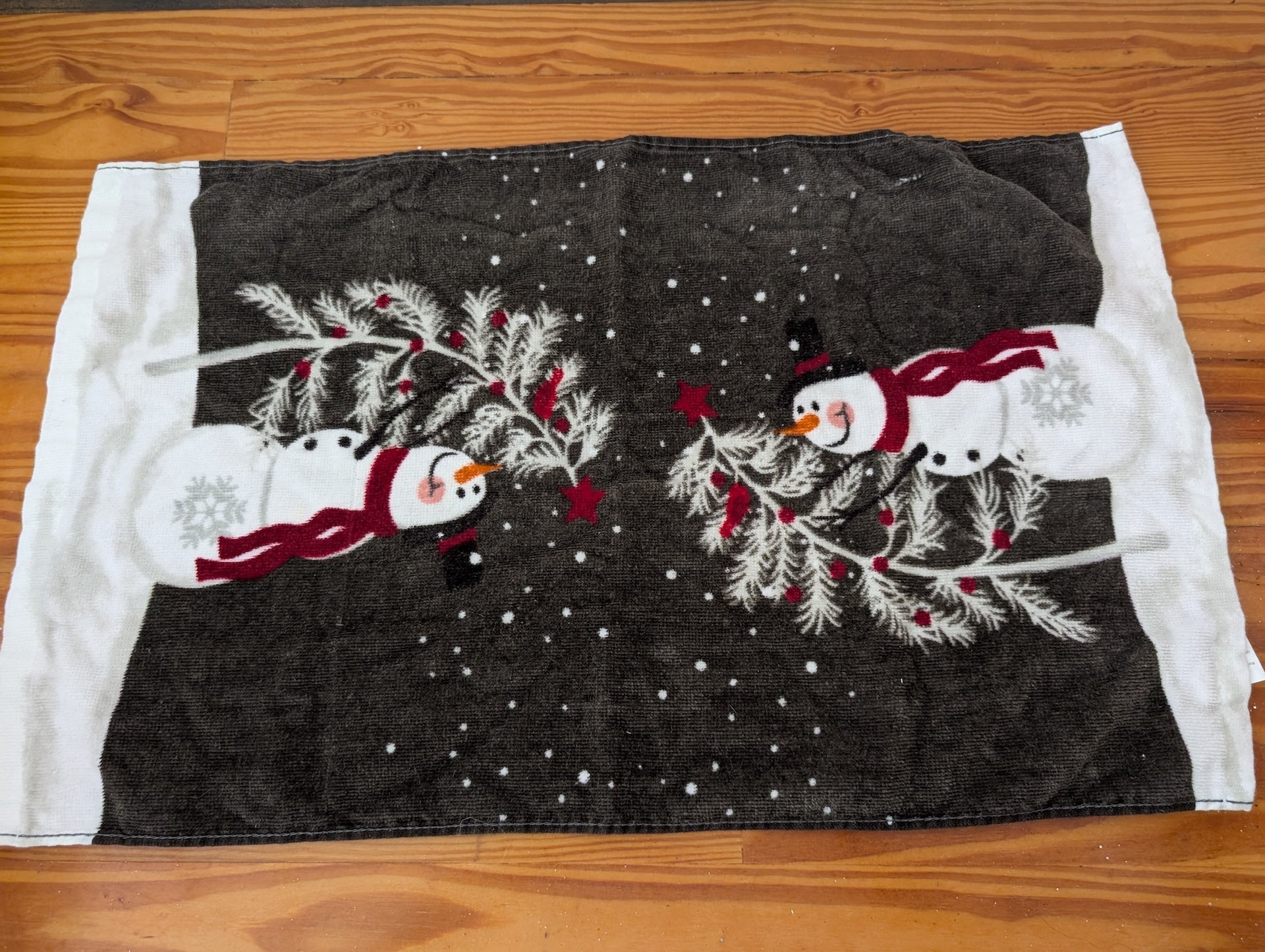Snowman Guest Towel from Unknown -  Linens (Cotton Kitchen Linens, Traditional, Rustic, Brown, White, Red)