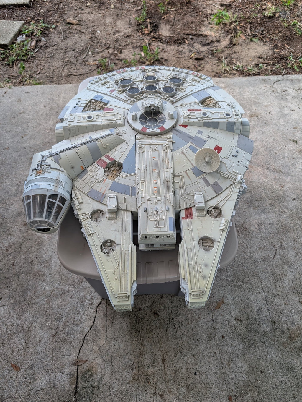Star Wars: The Legacy Collection - Millennium Falcon from Hasbro - 2008 Collectible (Plastic, Electronics Toy / Collectible, Sci-fi, Pop Culture, Kids' Room, Eclectic, Grey, White, Red)- Missing parts