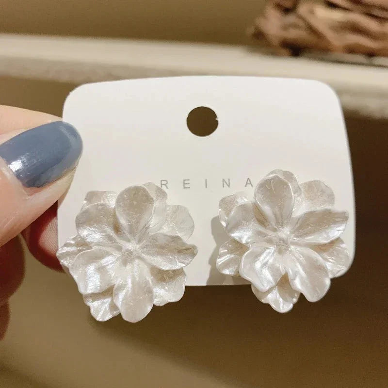 White Flower & Butterfly Dangle Earrings – Acrylic Pearl Heart Jewelry