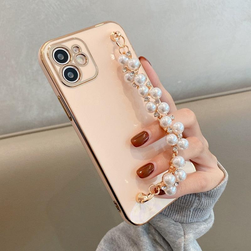 Beautiful White Pearl Chain Gold Color Plating Straight Edge Phone Case for iPhone 13 11 12 Pro Max Case for iPhone X XS MAX XR 7 8 Plus Phone Case Plating Pearl Chain Wrist Bracelet Cover