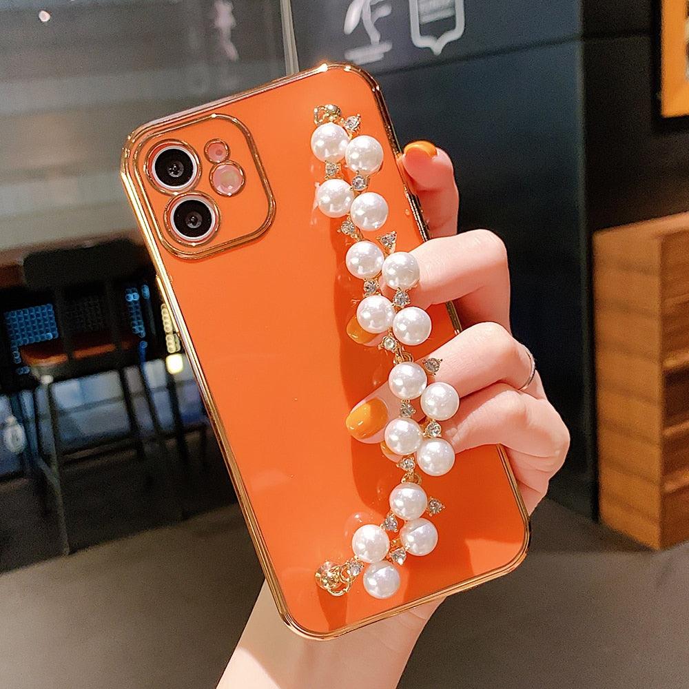 Beautiful White Pearl Chain Gold Color Plating Straight Edge Phone Case for iPhone 13 11 12 Pro Max Case for iPhone X XS MAX XR 7 8 Plus Phone Case Plating Pearl Chain Wrist Bracelet Cover