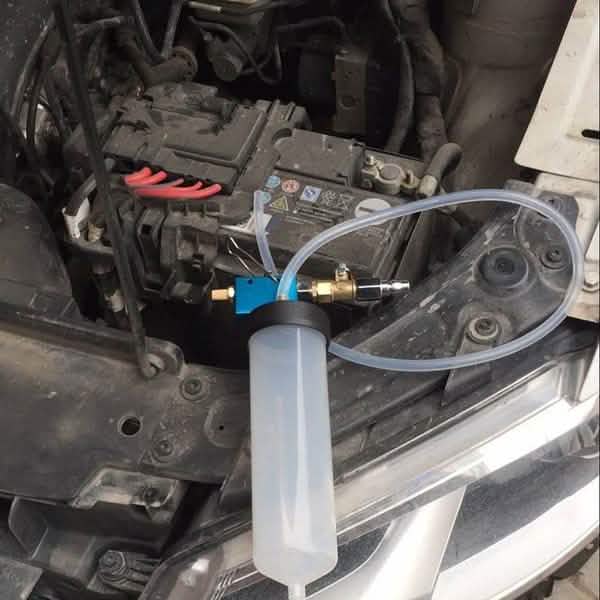 Car Brake System Fluid Bleeder Kit Hydraulic Clutch Oil Exchange One Man Tool
