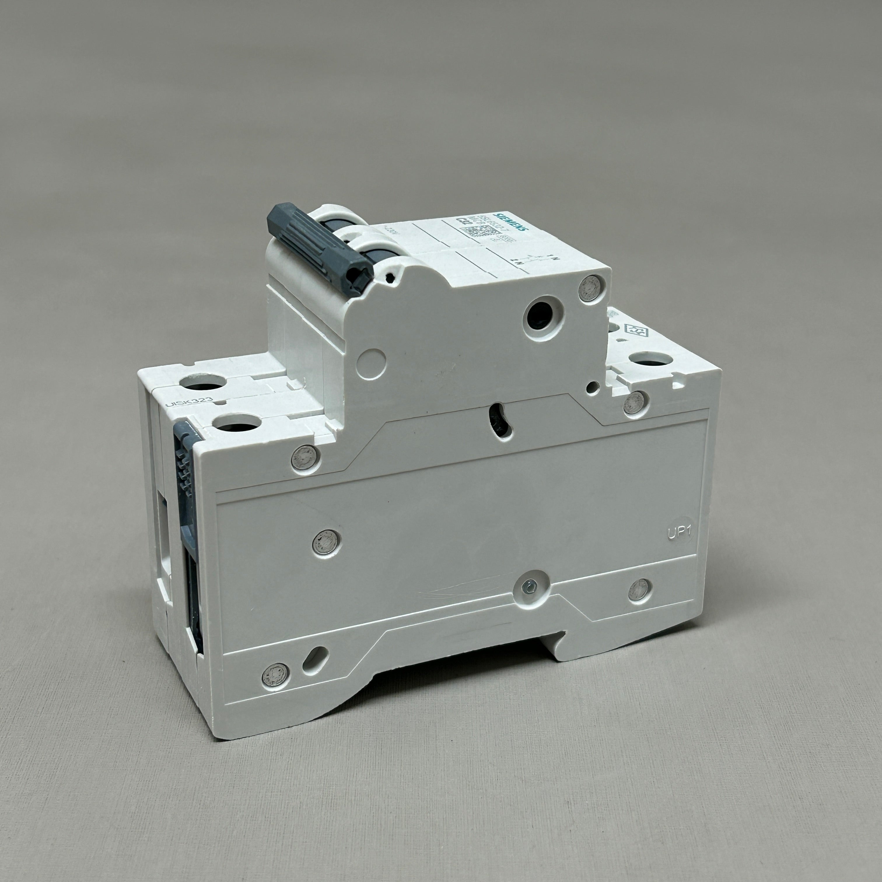 SIEMENS Miniature Circuit Breaker 230 V 6kA, 32 A, D=70 mm Off-White 5SL6532-7 (New)