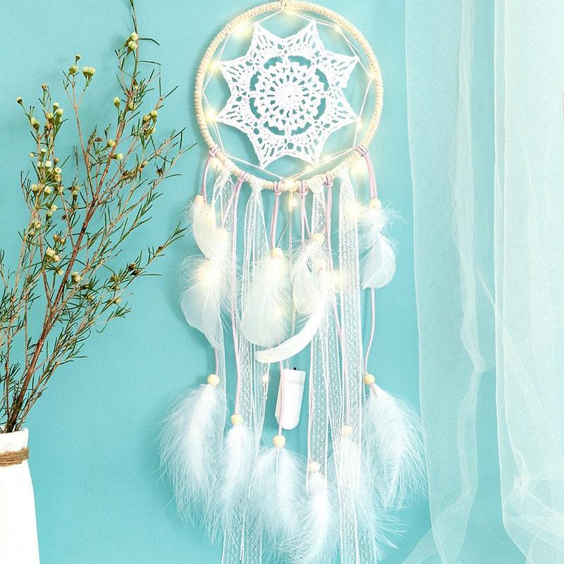 LED Dream Catcher Lamp Flying Wind Chimes Lighting Dream-catcher Handmade Ornaments Traditional Gifts Feather Pendant Romantic Creative Wall Hanging Home Wall Decoration Ornament Craft Native American Style