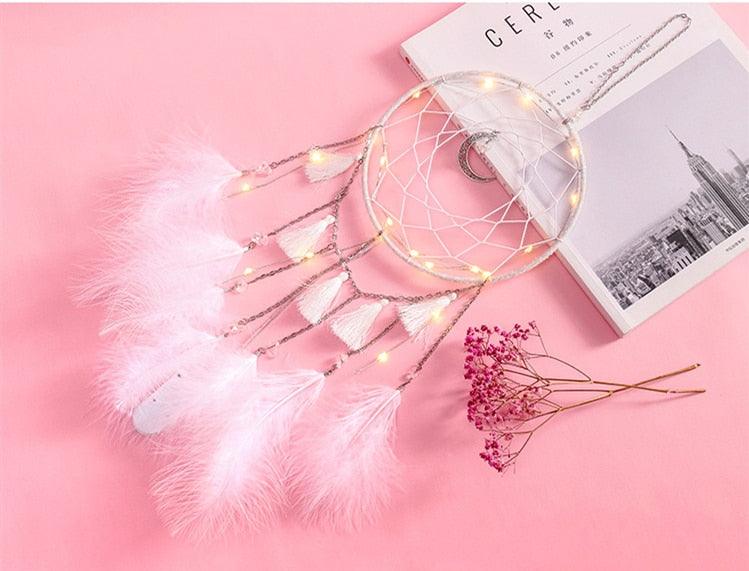 LED Dream Catcher Lamp Flying Wind Chimes Lighting Dream-catcher Handmade Ornaments Traditional Gifts Feather Pendant Romantic Creative Wall Hanging Home Wall Decoration Ornament Craft Native American Style