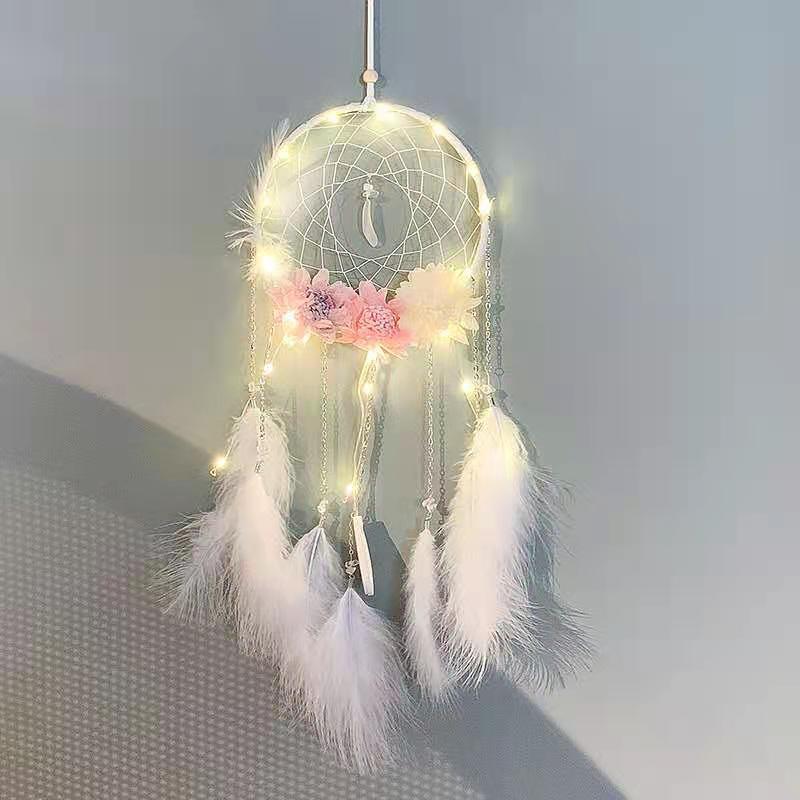 LED Dream Catcher Lamp Flying Wind Chimes Lighting Dream-catcher Handmade Ornaments Traditional Gifts Feather Pendant Romantic Creative Wall Hanging Home Wall Decoration Ornament Craft Native American Style