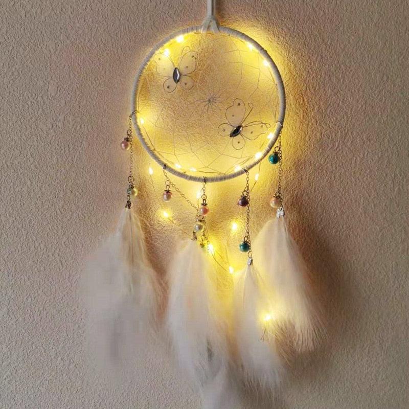 LED Dream Catcher Lamp Flying Wind Chimes Lighting Dream-catcher Handmade Ornaments Traditional Gifts Feather Pendant Romantic Creative Wall Hanging Home Wall Decoration Ornament Craft Native American Style