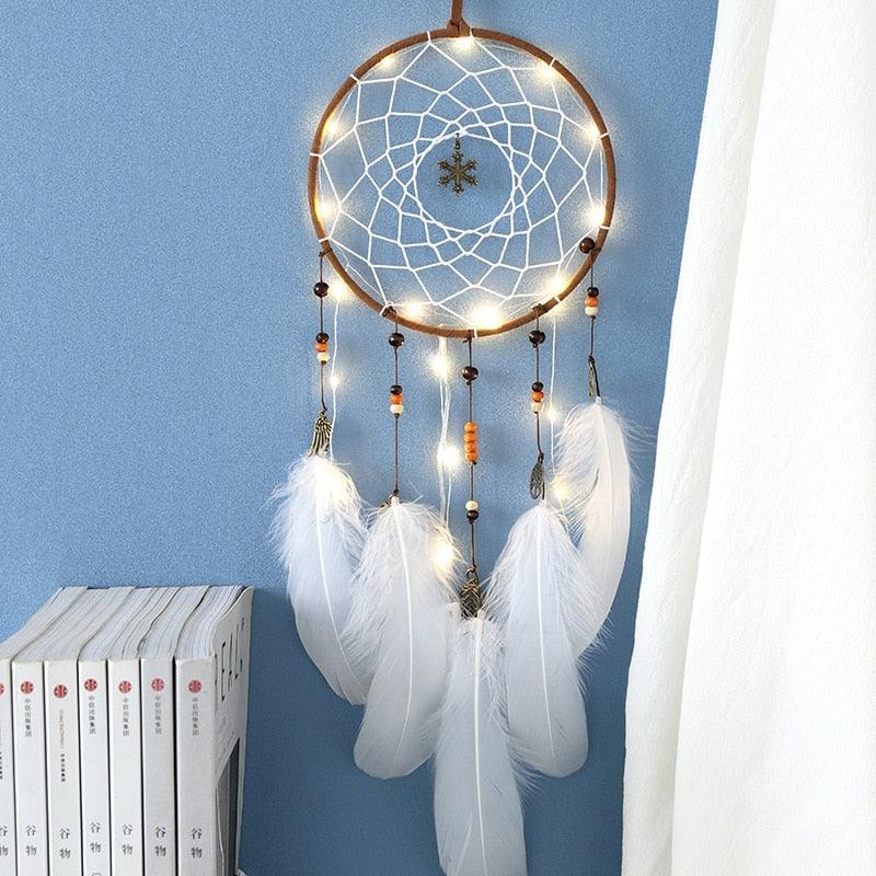 LED Dream Catcher Lamp Flying Wind Chimes Lighting Dream-catcher Handmade Ornaments Traditional Gifts Feather Pendant Romantic Creative Wall Hanging Home Wall Decoration Ornament Craft Native American Style