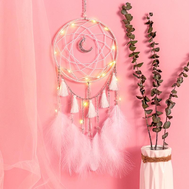 LED Dream Catcher Lamp Flying Wind Chimes Lighting Dream-catcher Handmade Ornaments Traditional Gifts Feather Pendant Romantic Creative Wall Hanging Home Wall Decoration Ornament Craft Native American Style