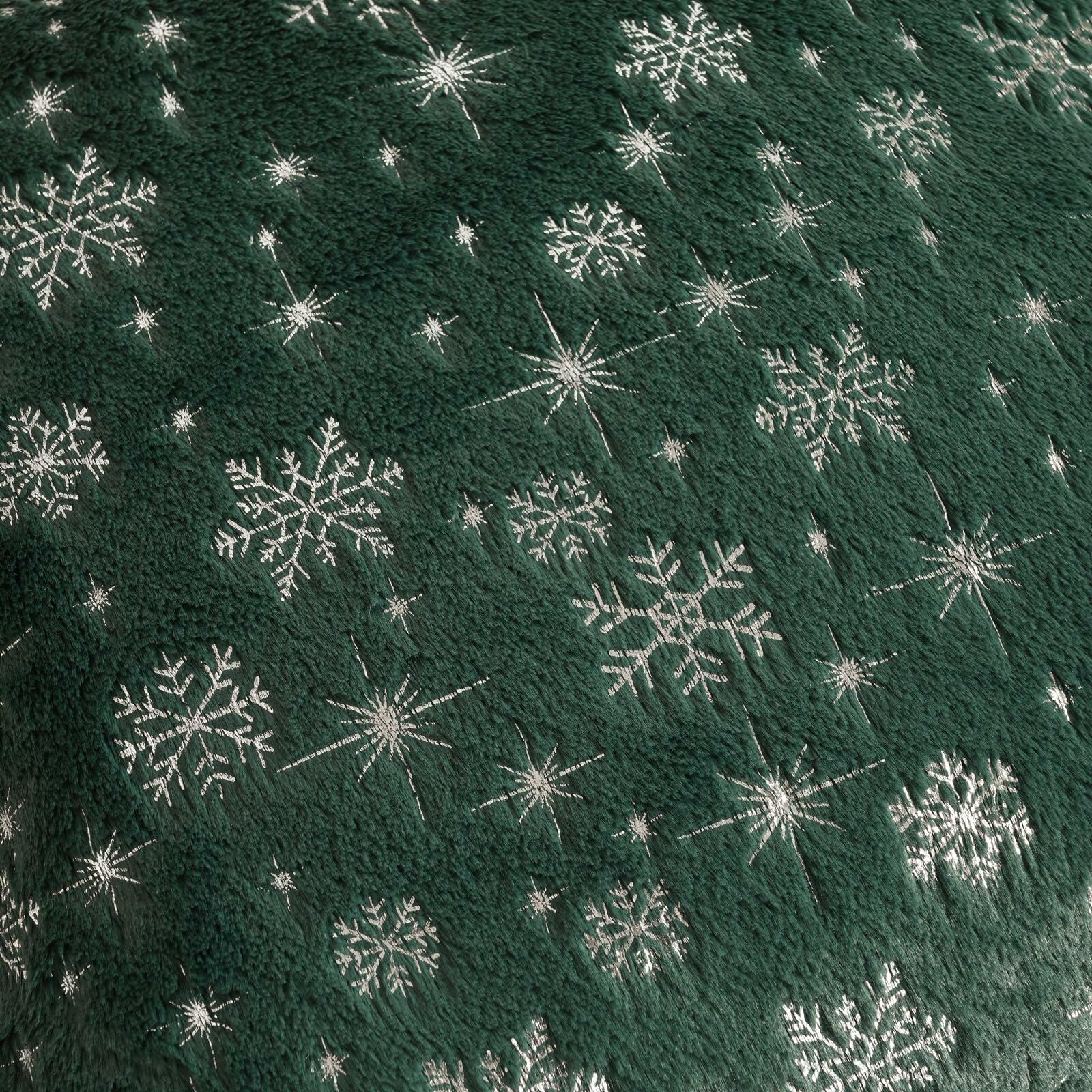 FUTEI Christmas Snowflakes Green Throw Pillow Covers Set of 2 18x18