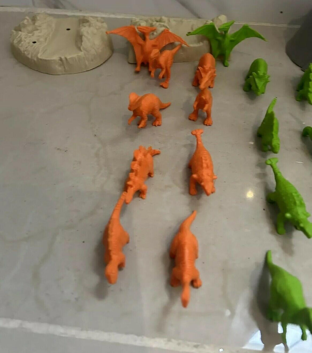 Fun bucket 27 pieces Dinosaurs action figures toy planet .pre Owned