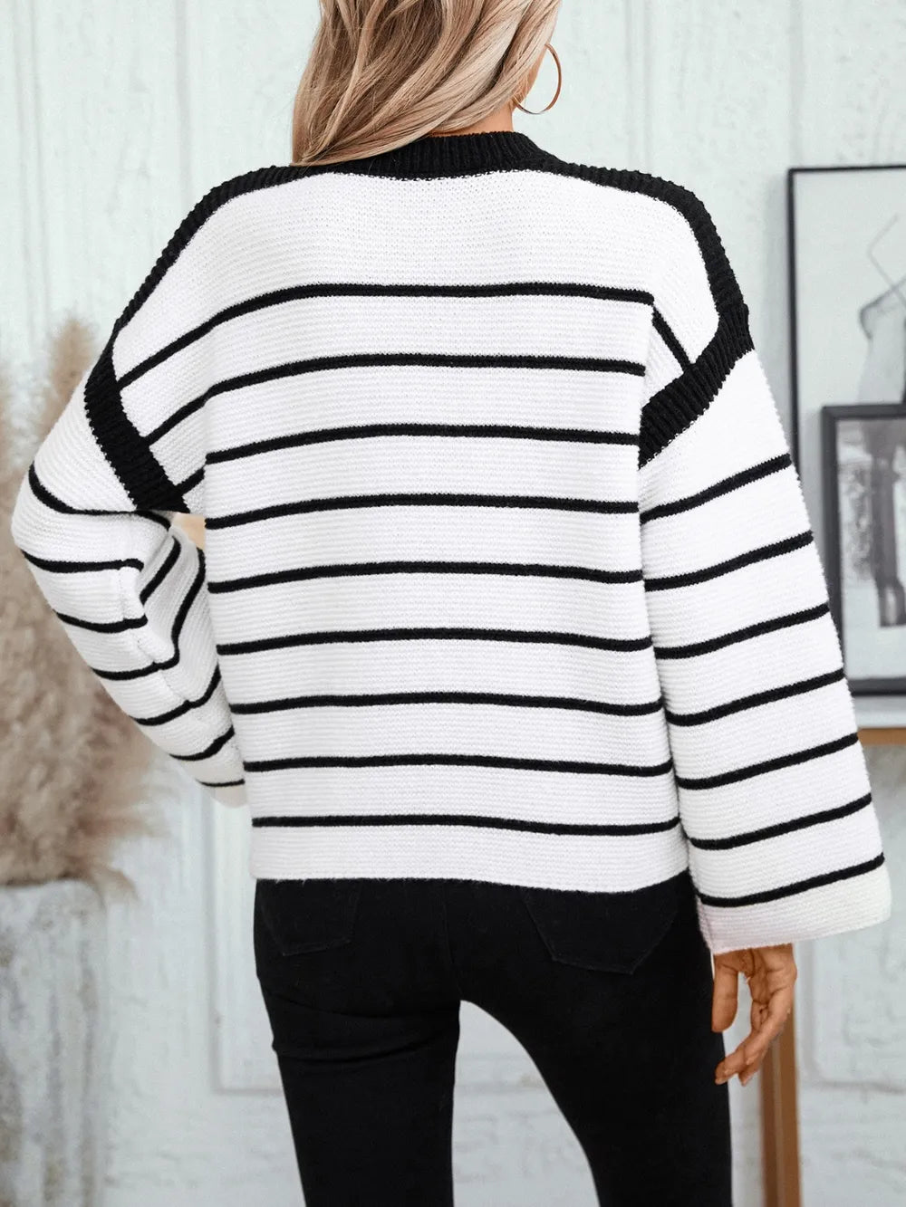 Round neck loose black and white striped pullover long sleeved knitted sweater for women