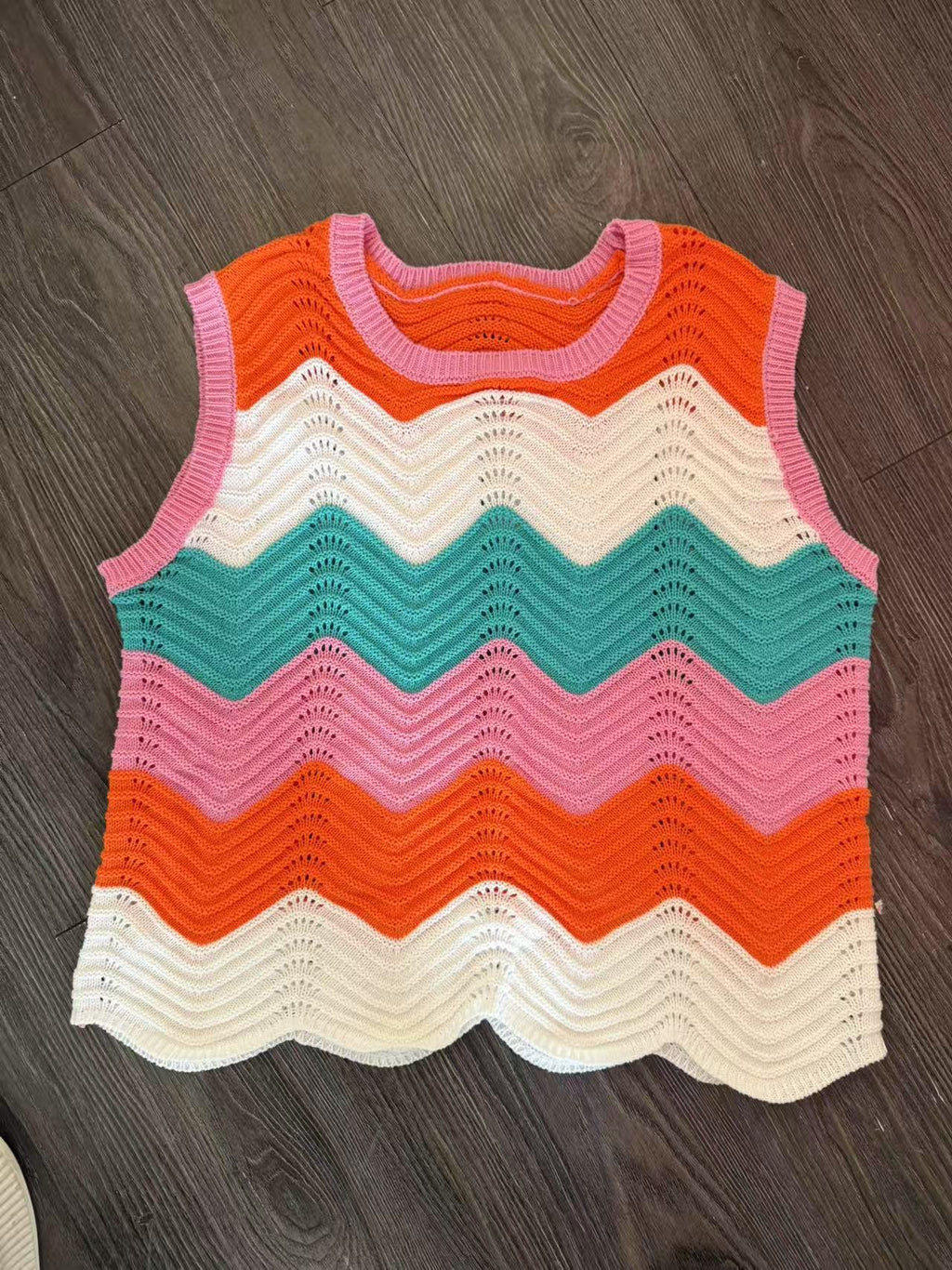 Round neck short sleeved vest contrasting wave top